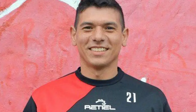 Futbolista cambia su apellido para evitar bullying