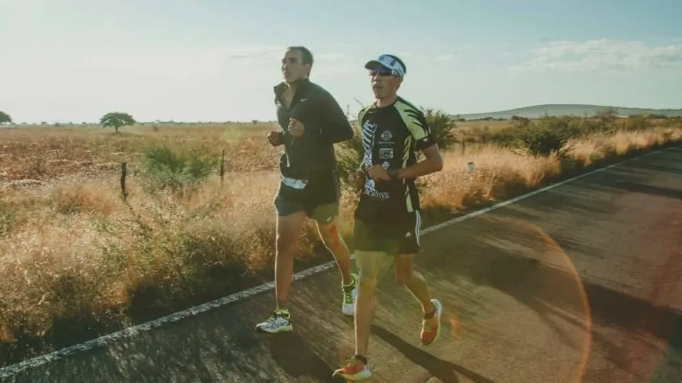 Mexicano, primer invidente en el mundo que completa un triatlón