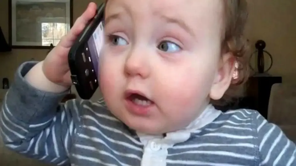 Bebé graba simpático escape tras robar celular