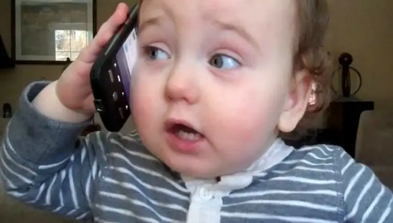 Bebé graba simpático escape tras robar celular