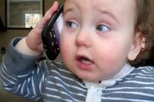 Bebé graba simpático escape tras robar celular