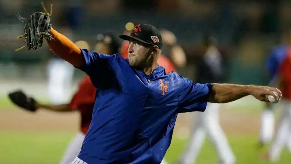 Tim Tebow reza por fan en firma de autógrafos