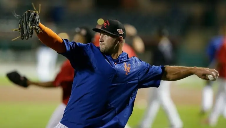 Tim Tebow reza por fan en firma de autógrafos