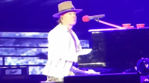 Axl Rose se echa un 'palomazo' con un fantasma