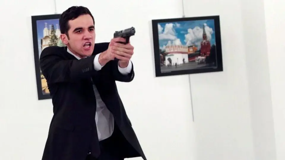 Embajador de Rusia muere tras ser baleado en Turquía