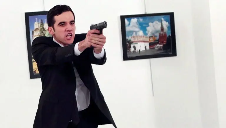Embajador de Rusia muere tras ser baleado en Turquía