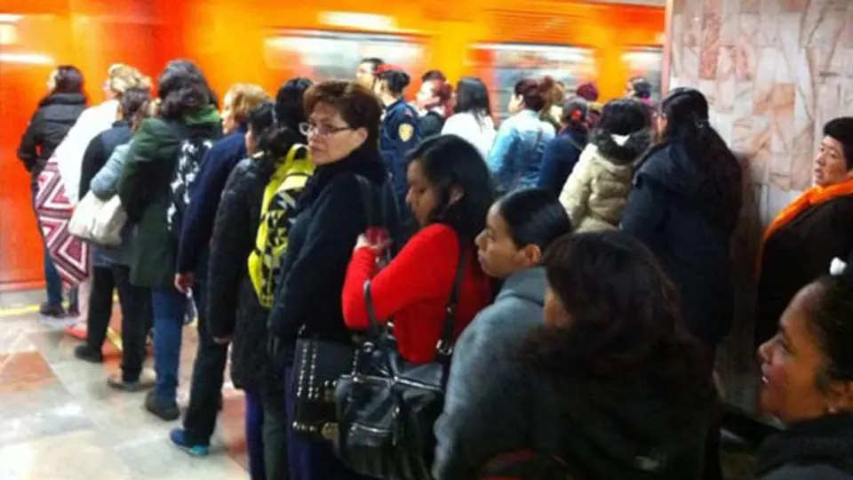 Usuarios hacen filas para abordar Metro en Balderas