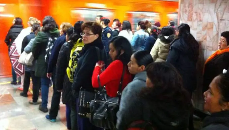 Usuarios hacen filas para abordar Metro en Balderas