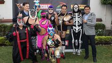 Luchadores de AAA cumplen sueño de niños con Panini