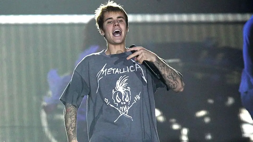 Justin Bieber da puñetazo a fan en el rostro
