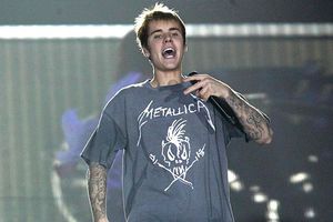 Justin Bieber da puñetazo a fan en el rostro