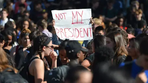 Manifestantes marchan en EU por triunfo de Trump