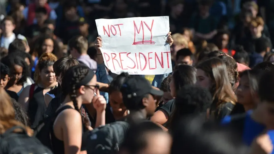 Manifestantes marchan en EU por triunfo de Trump
