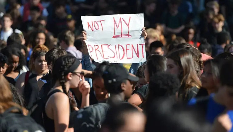 Manifestantes marchan en EU por triunfo de Trump