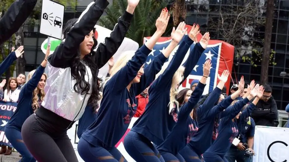 Porristas de Texans y Raiders enseñan yoga en Reforma