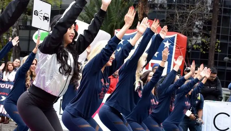 Porristas de Texans y Raiders enseñan yoga en Reforma