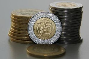 Salario mínimo aumentará a 80 pesos en 2017