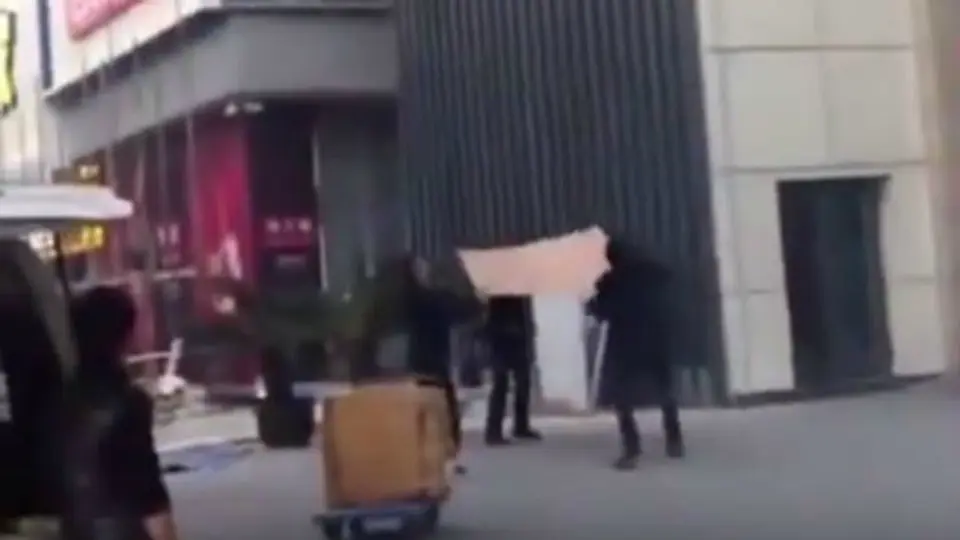 Policías intentan salvar a mujer con tabla, pero fallece