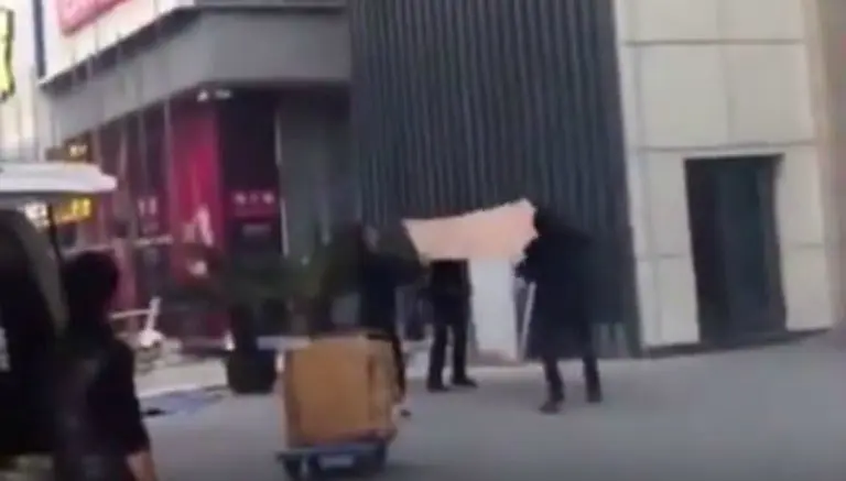 Policías intentan salvar a mujer con tabla, pero fallece