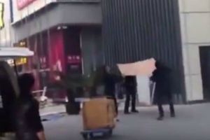 Policías intentan salvar a mujer con tabla, pero fallece