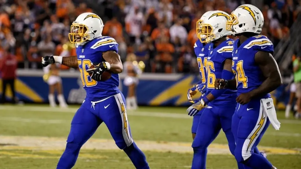 Cargadores superan a Broncos y respiran en la temporada