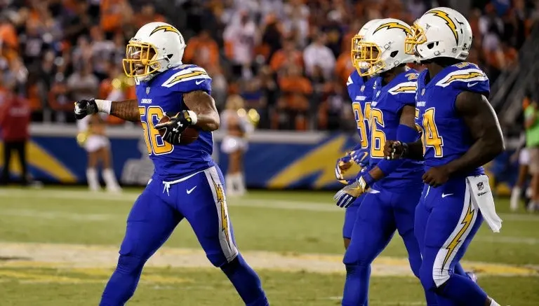 Cargadores superan a Broncos y respiran en la temporada