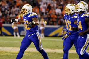 Cargadores superan a Broncos y respiran en la temporada