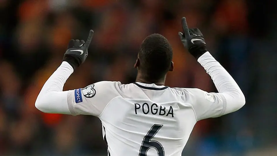 Paul Pogba luce emojis en extravagante corte de cabello