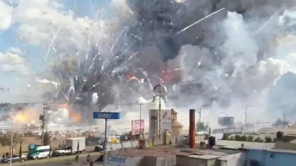 Mercado de pirotecnia explota en Tultepec
