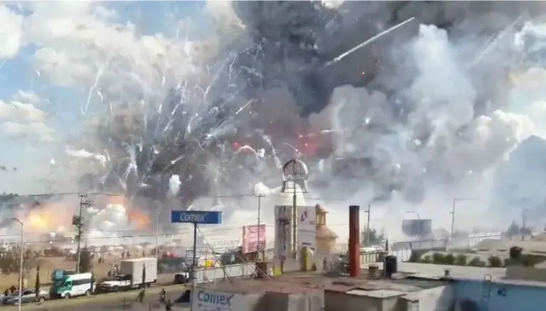 Mercado de pirotecnia explota en Tultepec