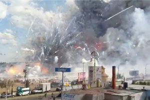 Mercado de pirotecnia explota en Tultepec