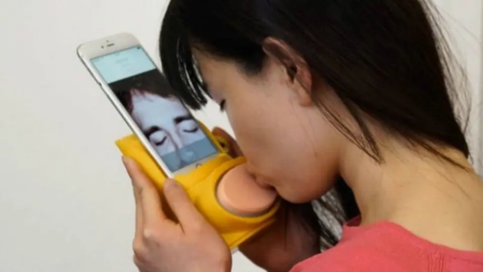 Kissenger, un gadget muy 'besucón' para esta Navidad