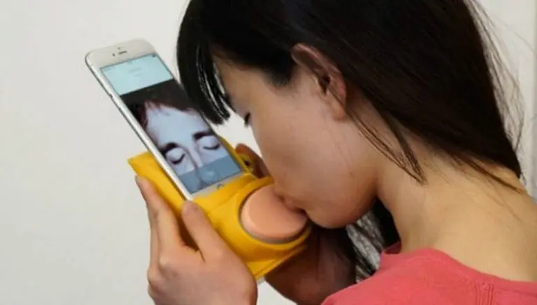 Kissenger, un gadget muy 'besucón' para esta Navidad