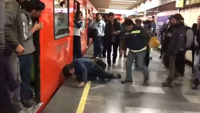 Metro CDMX atestigua brutal KO al estilo de MMA's
