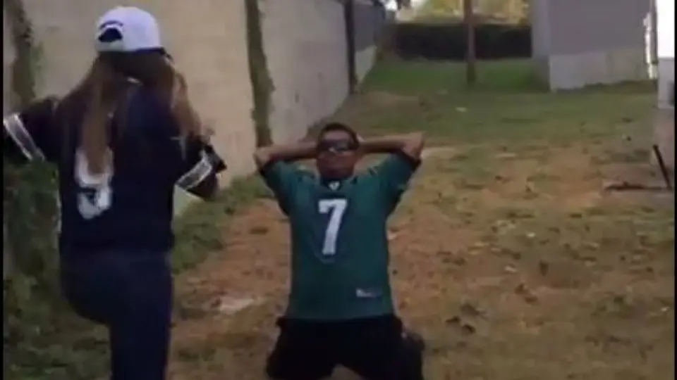 Aficionado de Eagles paga dolorosa apuesta a su esposa