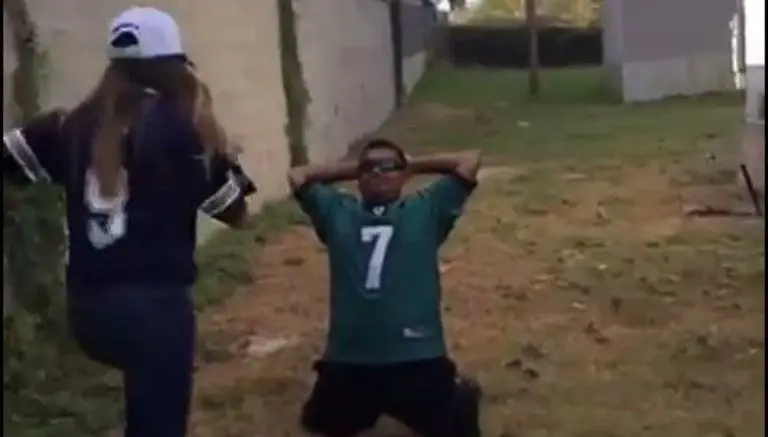 Aficionado de Eagles paga dolorosa apuesta a su esposa