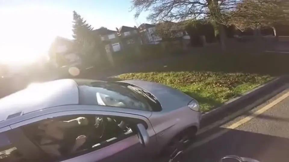 Motociclista 'saborea' venganza tras ser insultado por conductor
