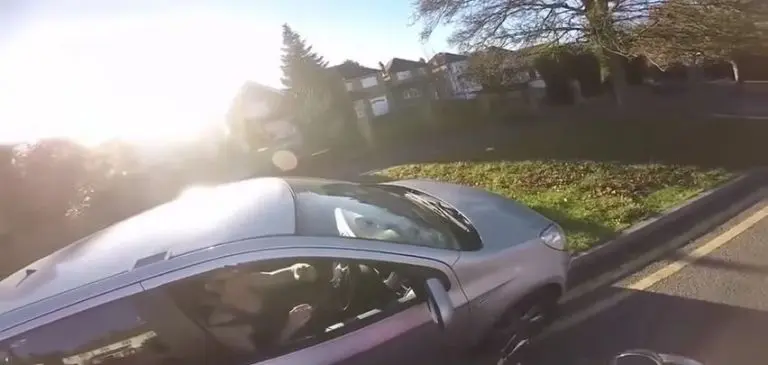 Motociclista 'saborea' venganza tras ser insultado por conductor
