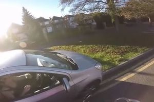 Motociclista 'saborea' venganza tras ser insultado por conductor