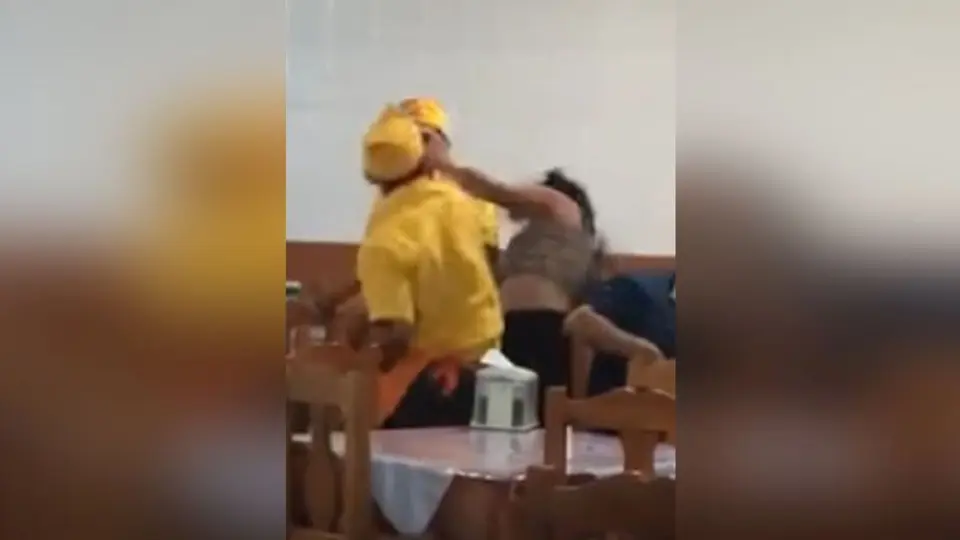 Taquero propina fuerte puñetazo a mujer