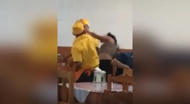 Taquero propina fuerte puñetazo a mujer