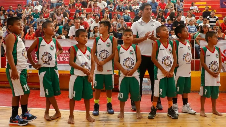 Entrenador se enriquece a costa de los niños triqui