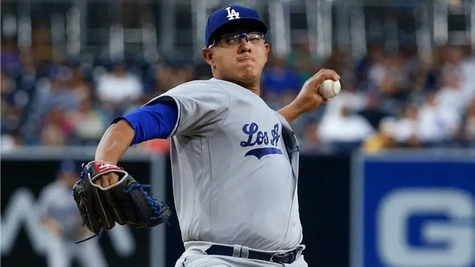 Urías, pitcher más joven en ganar juego de Playoffs en MLB