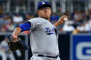 Urías, pitcher más joven en ganar juego de Playoffs en MLB