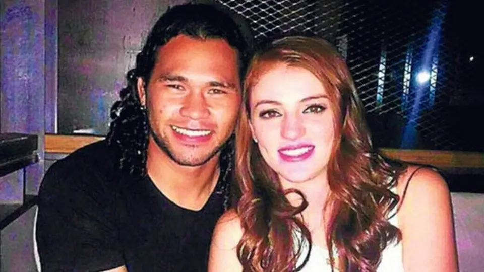 Jovencita hace 'pecar' al Gullit Peña