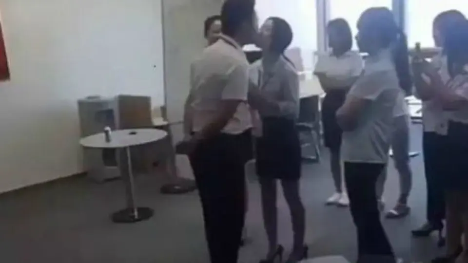 Jefe chino obliga a sus empleadas a besarlo
