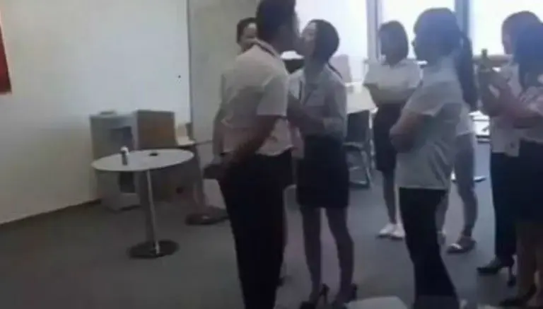 Jefe chino obliga a sus empleadas a besarlo