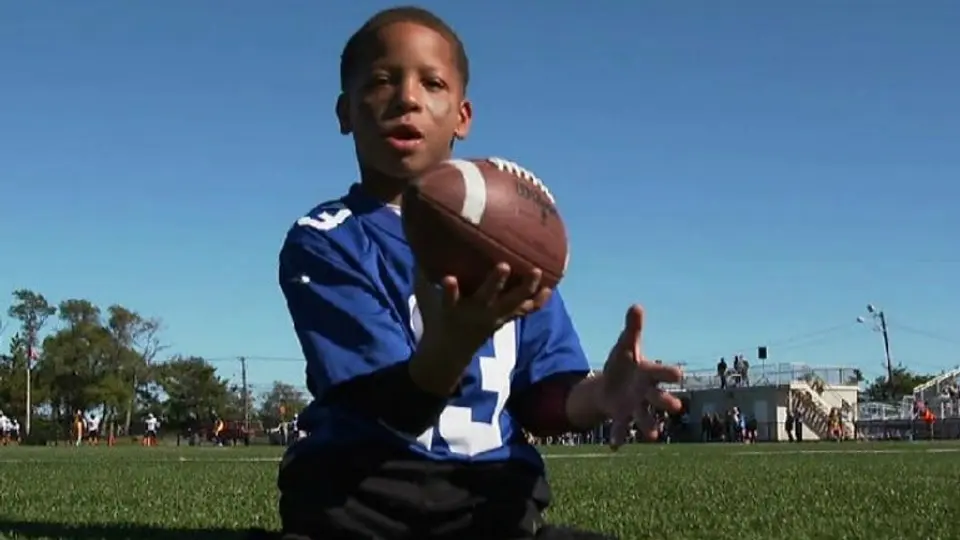 Niño que nació sin piernas es jugador de futbol americano
