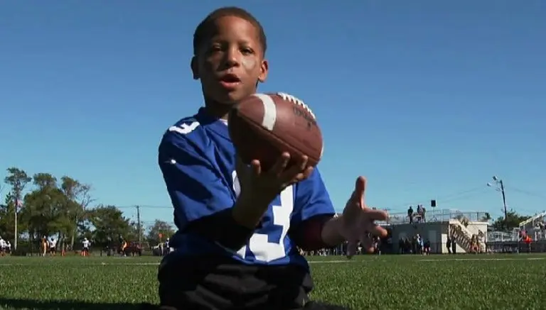 Niño que nació sin piernas es jugador de futbol americano