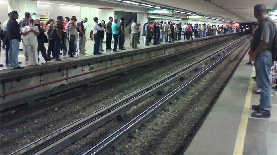 Mujer da a luz en estación del metro Guerrero